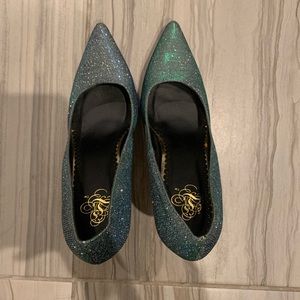 Green sparkling pump shoes